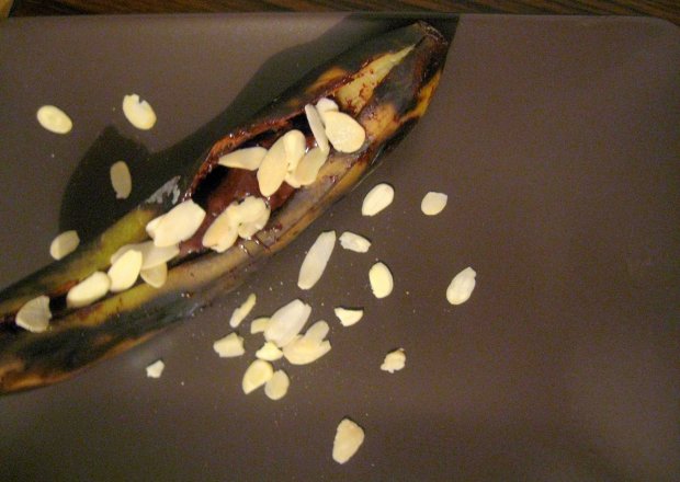 Fotografia przedstawiająca Pieczone banany z czekoladą