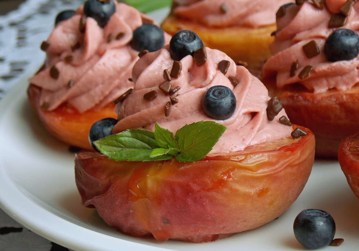 Pieczone brzoskwinie z kremem malinowym i jagodami foto