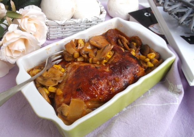 Fotografia przedstawiająca Pieczone ćwiartki z kurczaka z pieczarkami i kukurydzą.