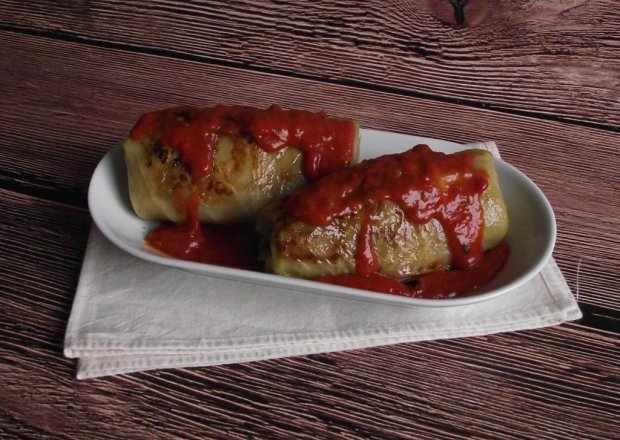 Fotografia przedstawiająca Pieczone gołąbki podane w sosie pomidorowym