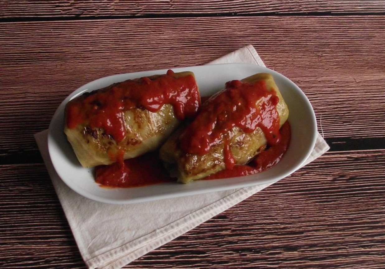 Pieczone gołąbki podane w sosie pomidorowym foto