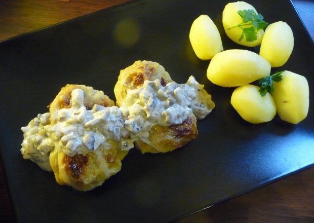 Fotografia przedstawiająca Pieczone gołąbki z sosem pieczarkowym