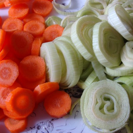 Krok 2 - Pieczone golonki z warzywami foto