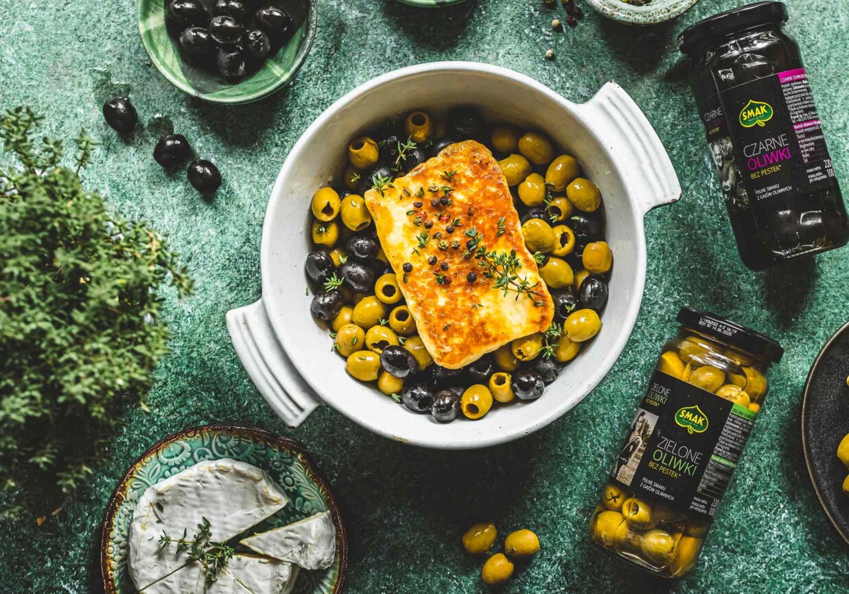Pieczone halloumi z oliwkami foto