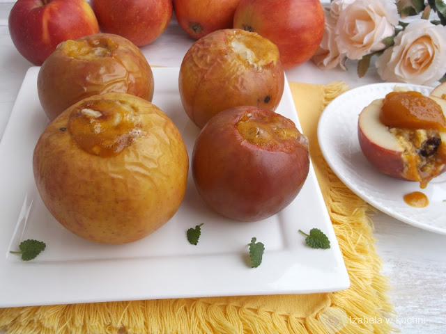 Pieczone i nadziewane jabłka na podwieczorek.