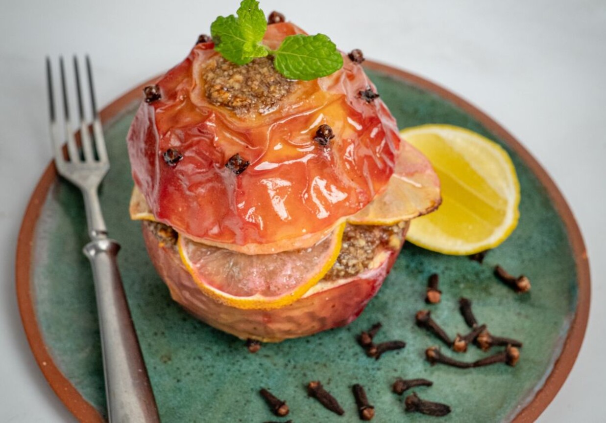 Pieczone jabłka z cynamonem i orzechami foto