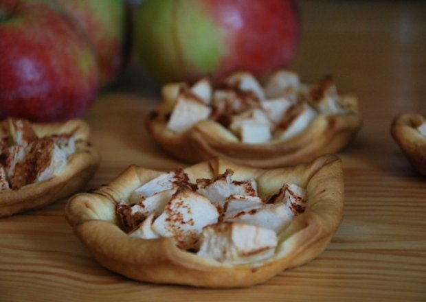 Fotografia przedstawiająca Pieczone jabłka z cynamonem na kruchym cieście
