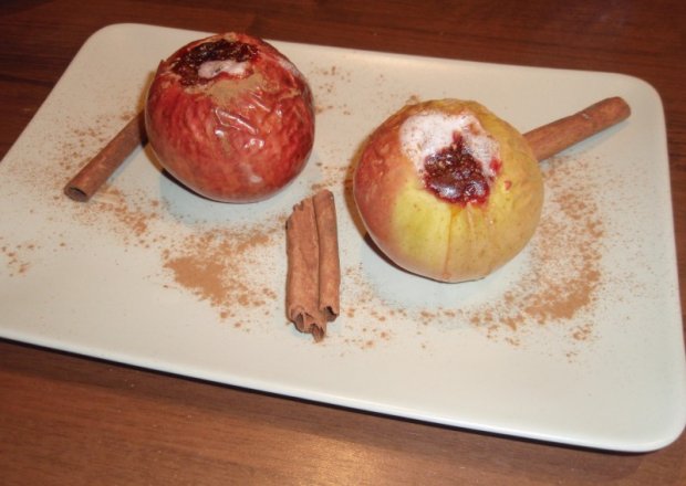 Fotografia przedstawiająca Pieczone jabłka z cynamonem, rodzynkami i borówką