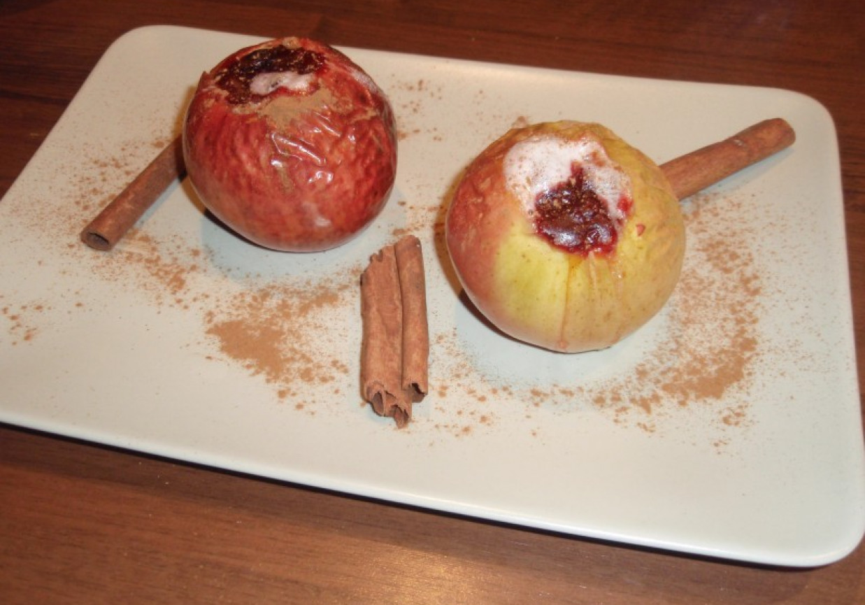 Pieczone jabłka z cynamonem, rodzynkami i borówką foto