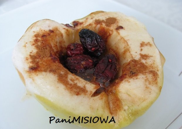 Fotografia przedstawiająca Pieczone jabłka z miodem i cynamonem