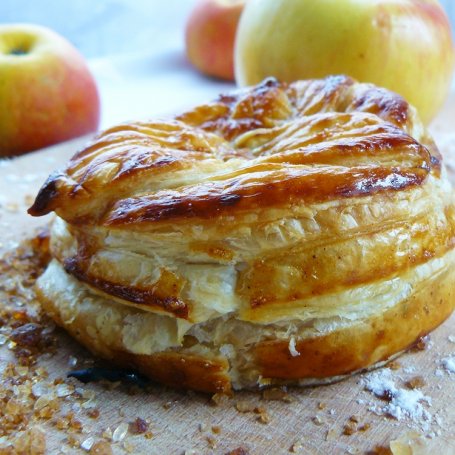 Krok 3 - " Pieczone jabłka z miodem i daktylami w cieście francuskim " foto