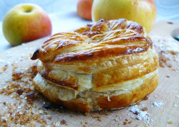 Fotografia przedstawiająca " Pieczone jabłka z miodem i daktylami w cieście francuskim "