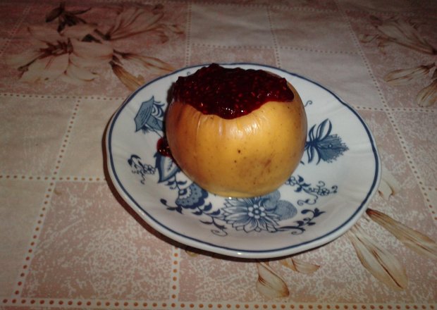 Fotografia przedstawiająca Pieczone jabłka z musem malinowym