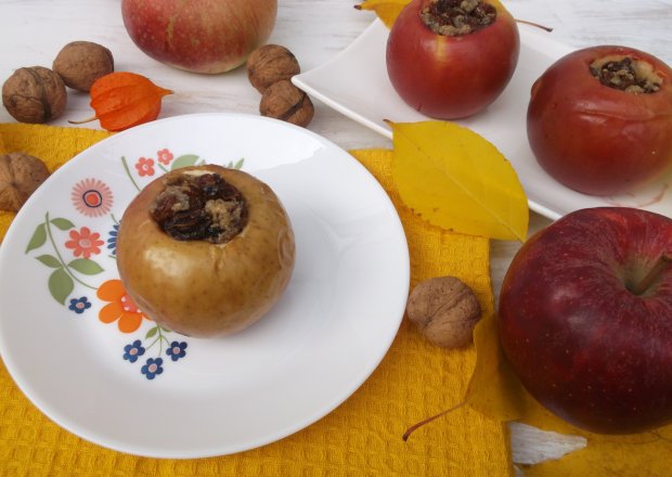 Fotografia przedstawiająca Pieczone jabłka z nadzieniem orzechowym i rodzynkami.
