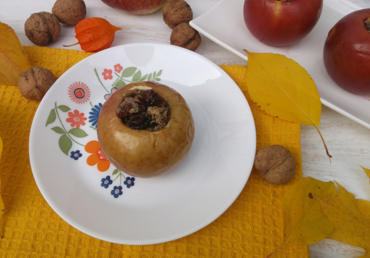 Pieczone jabłka z nadzieniem orzechowym i rodzynkami. foto