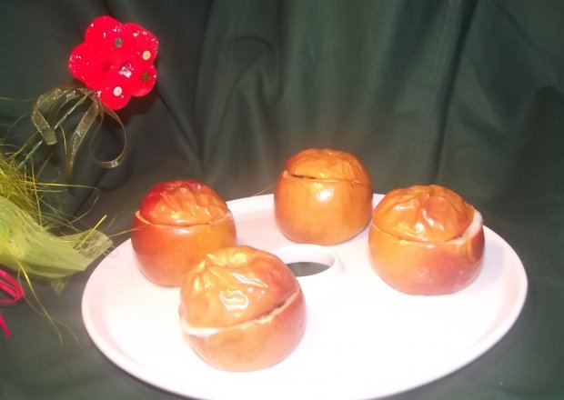 Fotografia przedstawiająca Pieczone jabłka z  orzechami i miodem.