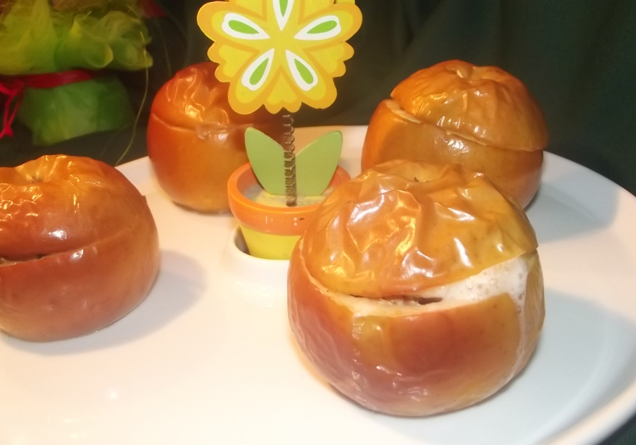 Pieczone jabłka z  orzechami i miodem. foto