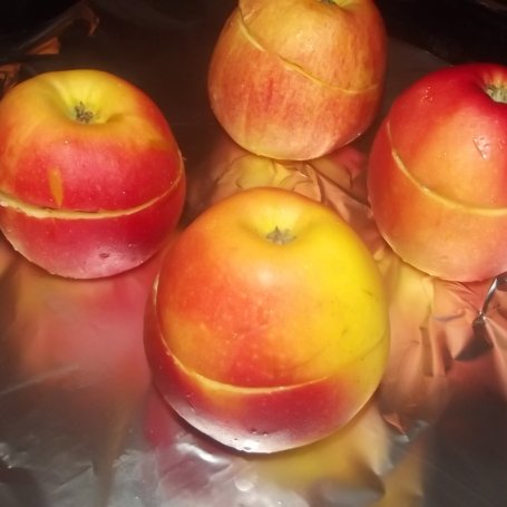 Krok 6 - Pieczone jabłka z  orzechami i miodem. foto