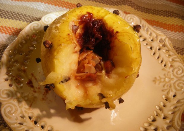 Fotografia przedstawiająca Pieczone jabłka z powidłem i migdałami