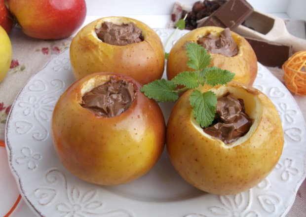 Fotografia przedstawiająca Pieczone jabłka z rodzynkami i czekoladą.