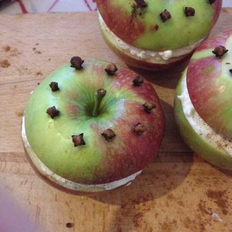 Krok 6 - Pieczone jabłka z twarogiem i goździkami foto