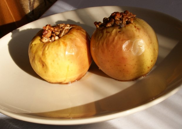 Fotografia przedstawiająca pieczone jabłka