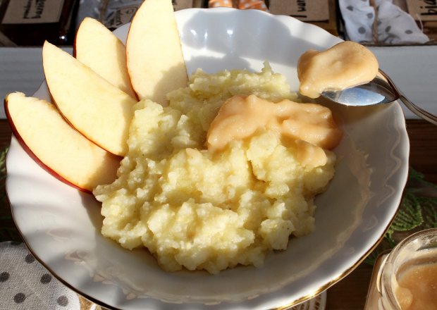 Fotografia przedstawiająca Pieczone jabłko z kaszą jaglaną - dla niemowląt i dorosłych