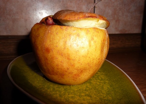 Fotografia przedstawiająca Pieczone jabłko z mascarpone i daktylami