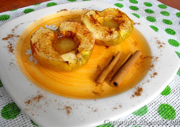 Fotografia przedstawiająca Pieczone jabłko z miodem i cynamonem