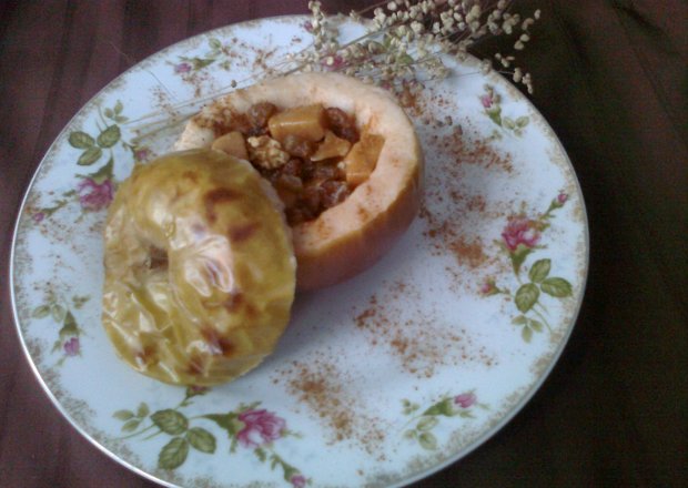 Fotografia przedstawiająca Pieczone jabłko z niespodzianką