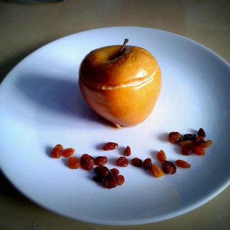 Krok 4 - Pieczone jabłko z rodzynkami i miodem foto