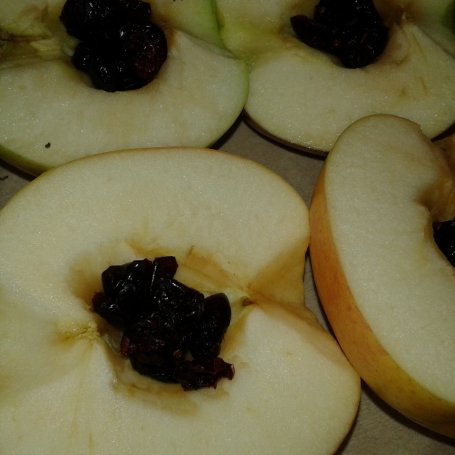 Krok 2 - Pieczone jabłuszka z żurawiną i piniami foto