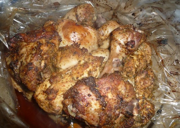 Fotografia przedstawiająca pieczone kawałki kurczaka