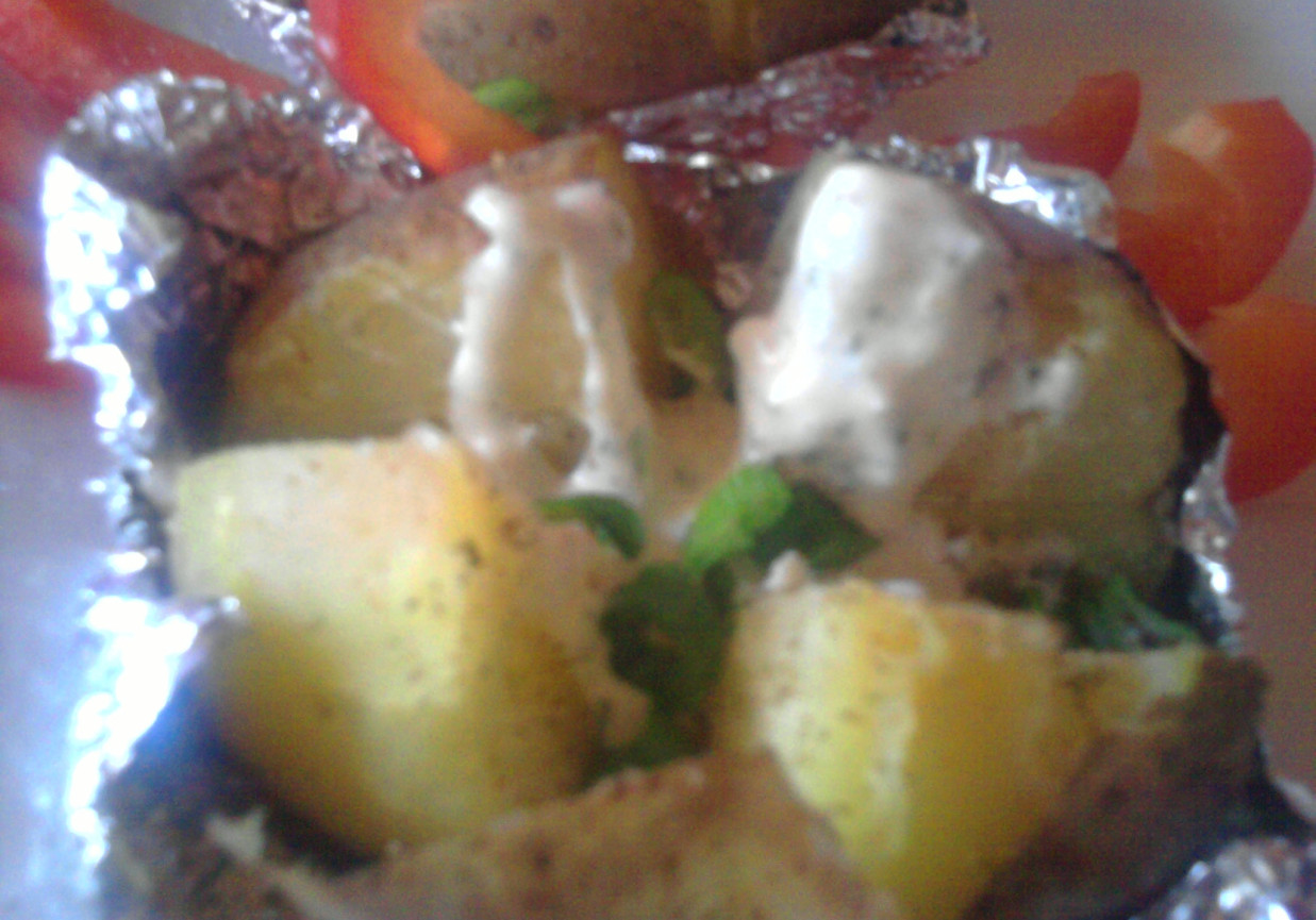 Pieczone kolorowe ziemniaki z folii foto