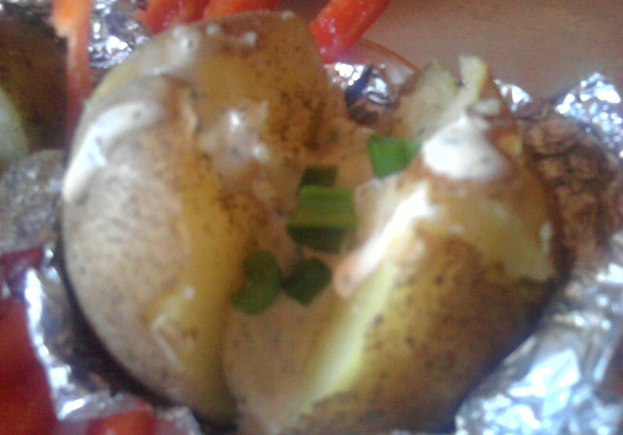 Pieczone kolorowe ziemniaki z folii foto