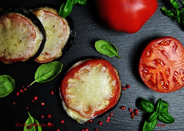Fotografia przedstawiająca Pieczone koreczki z bakłażanów i pomidorów