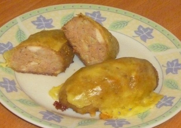 Fotografia przedstawiająca Pieczone mielone z pęczakiem i piersią z kurczaka otulone serem żółtym