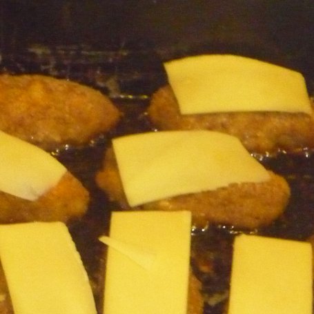 Krok 4 - Pieczone mielone z pęczakiem i piersią z kurczaka otulone serem żółtym foto