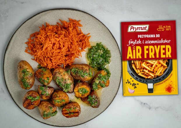 Fotografia przedstawiająca Pieczone młode ziemniaczki z air fryera