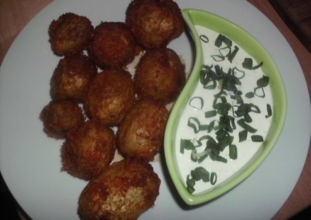 Fotografia przedstawiająca Pieczone młode ziemniaki z dipem czosnkowo-szczypiorkowym