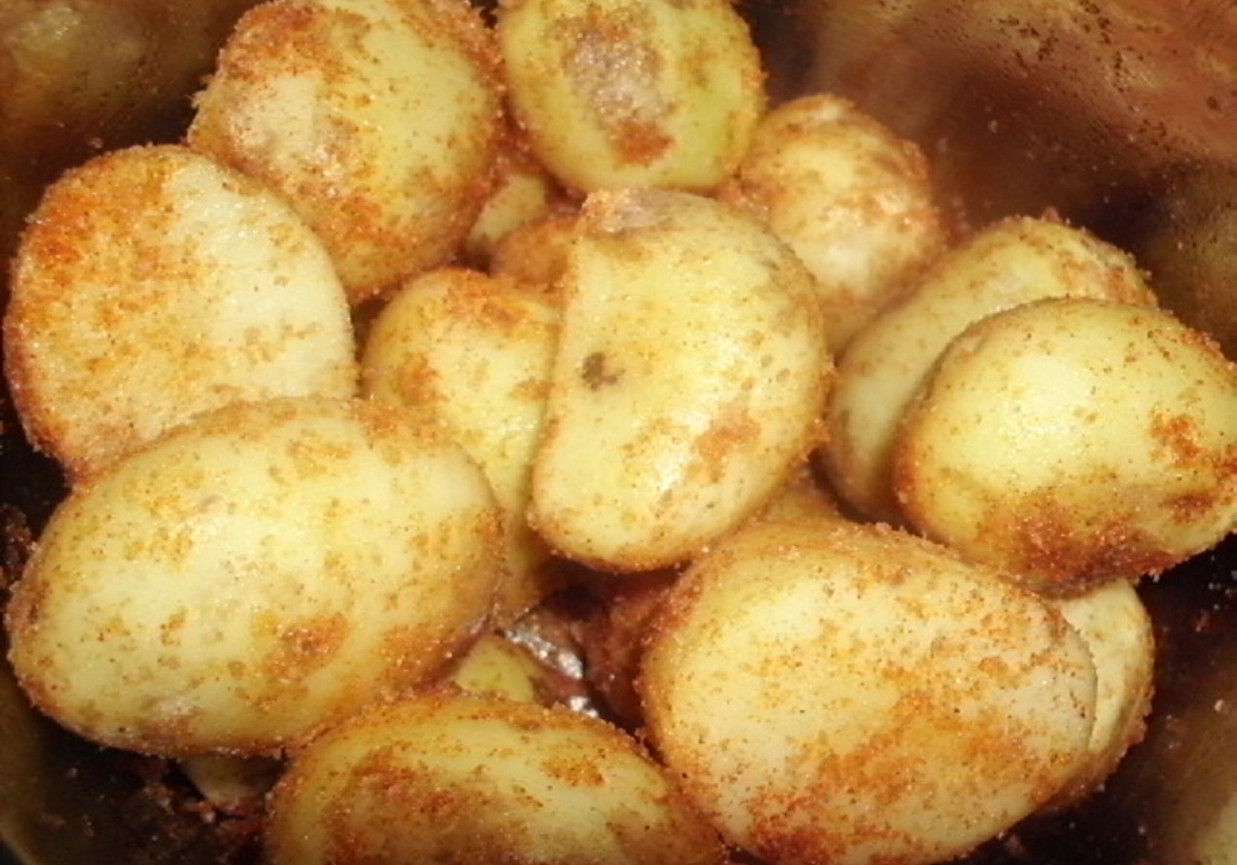 Pieczone młode ziemniaki z dipem czosnkowo-szczypiorkowym foto