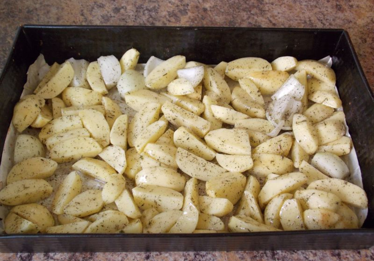 Pieczone młode ziemniaki z papryką, pieczarkami foto
