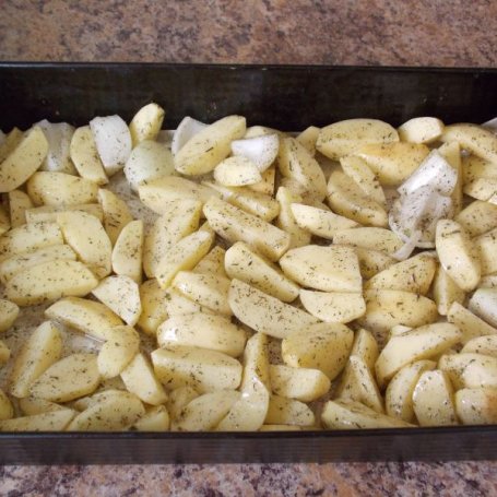 Krok 3 - Pieczone młode ziemniaki z papryką, pieczarkami foto