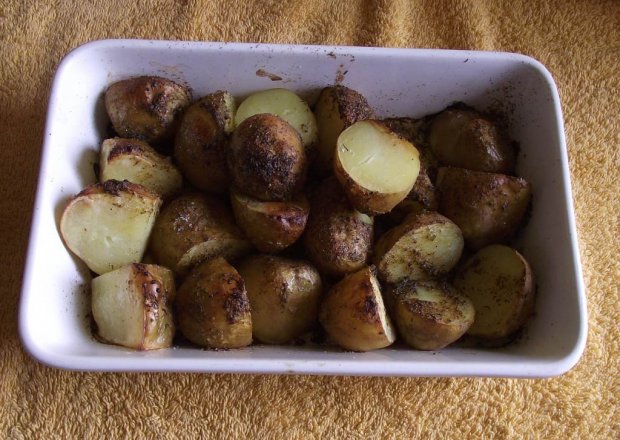 Fotografia przedstawiająca Pieczone młode ziemniaki