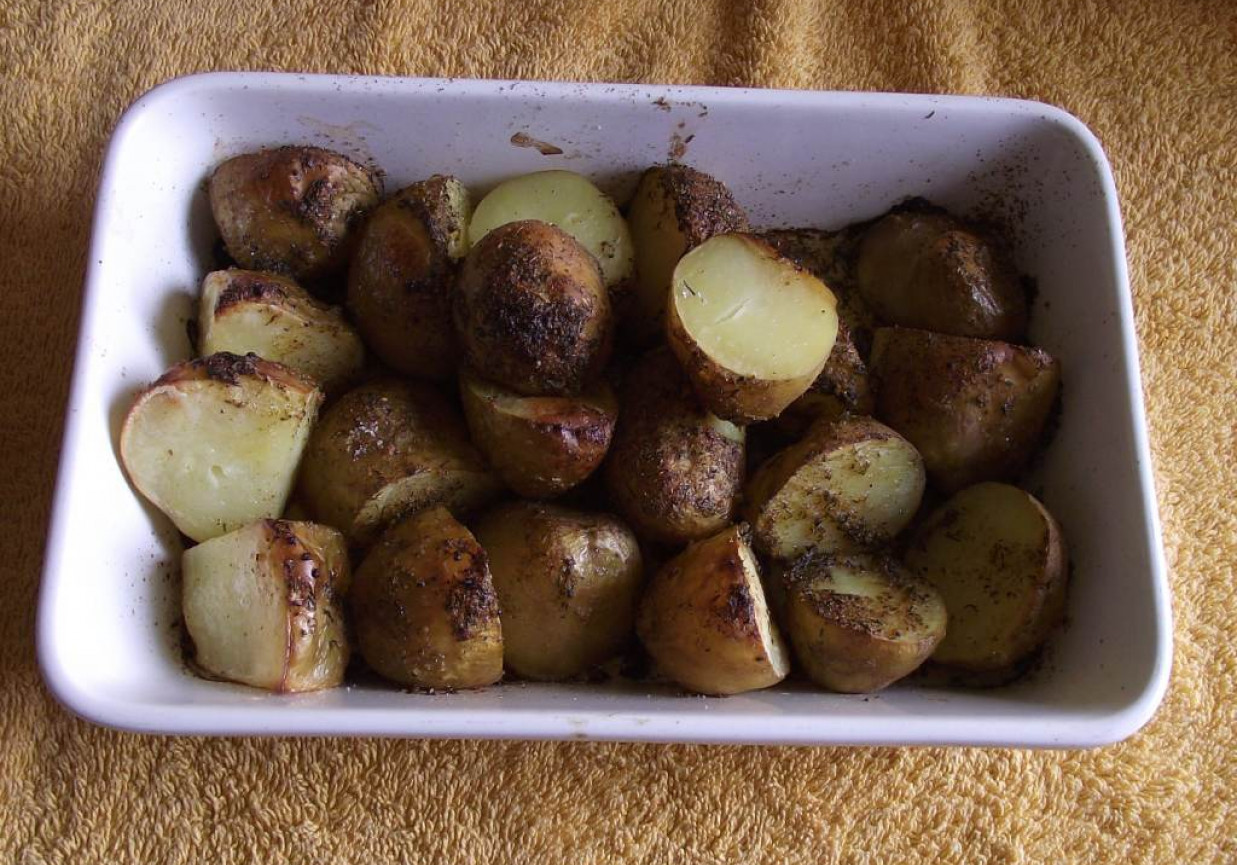 Pieczone młode ziemniaki foto