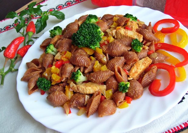 Fotografia przedstawiająca Pieczone muszelki z kurczakiem i warzywami