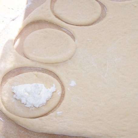 Krok 5 - Pieczone na słodko, czyli drożdżowe pierogi z serem foto