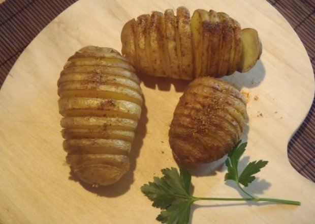 Fotografia przedstawiająca Pieczone nacinane ziemniaki