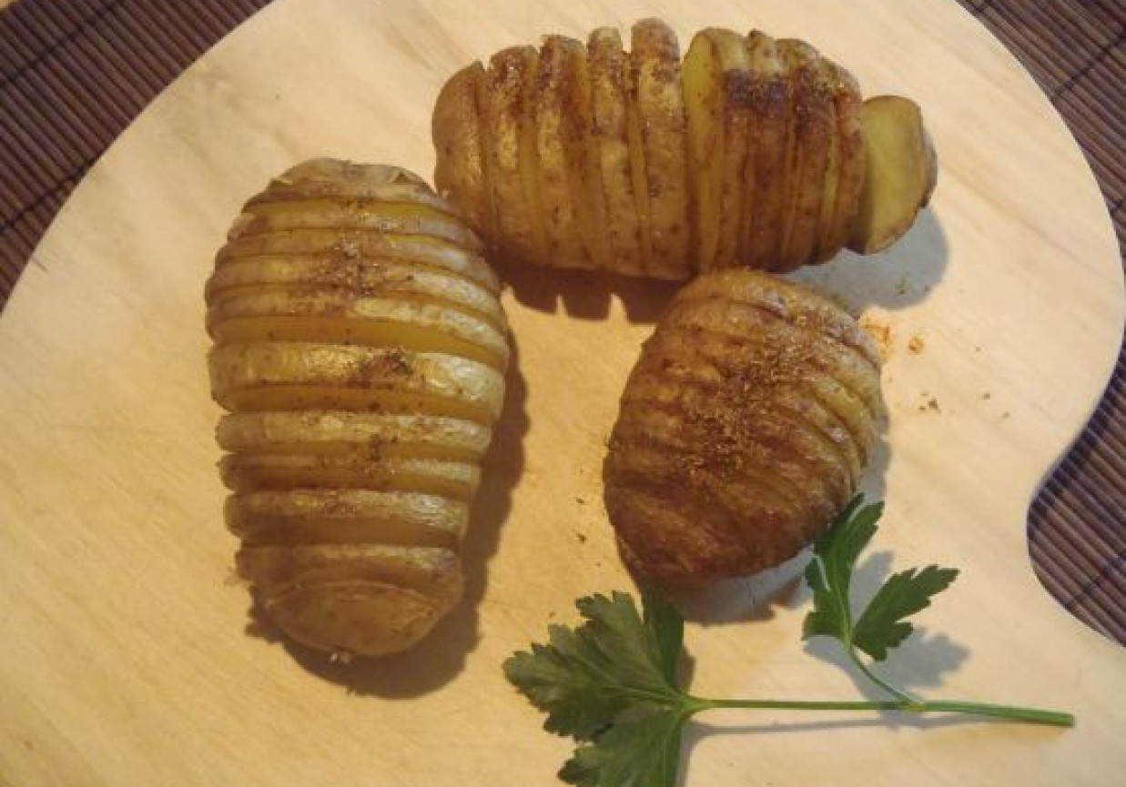 Pieczone nacinane ziemniaki foto