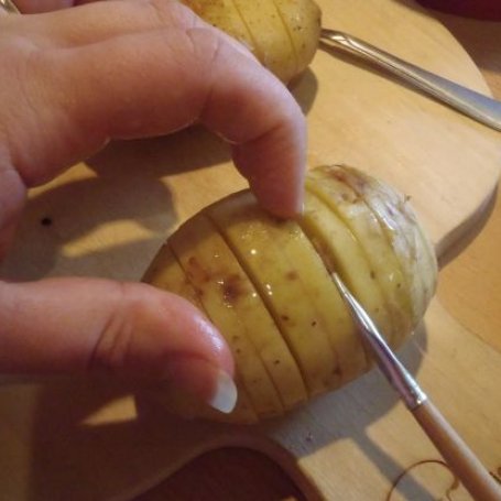 Krok 2 - Pieczone nacinane ziemniaki foto